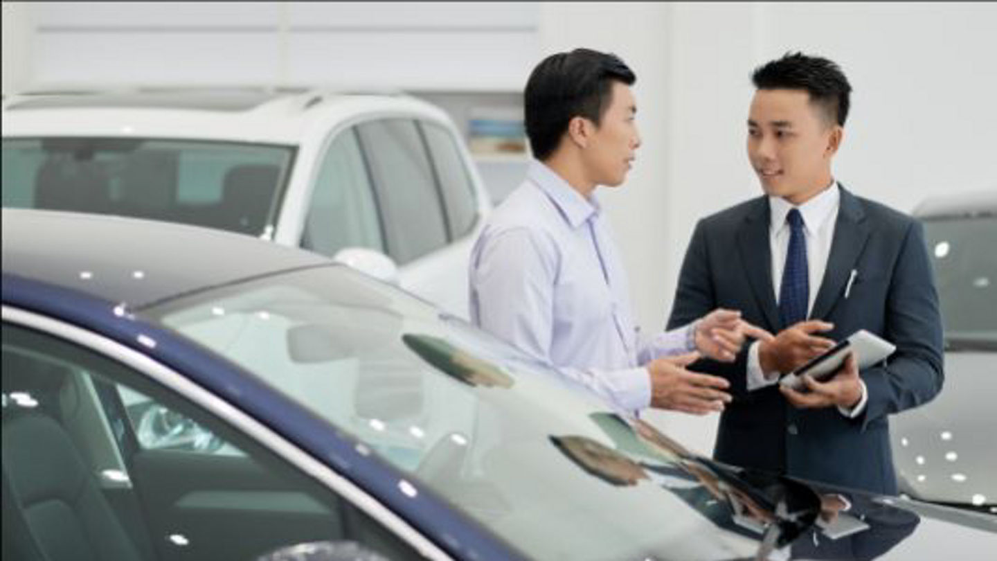 Agent_Customer_Vehicle_Discussion.jpg