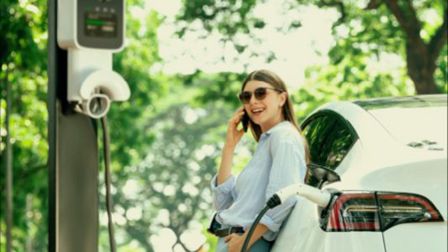 Customer_Charging_EV_Phone_Call.jpg