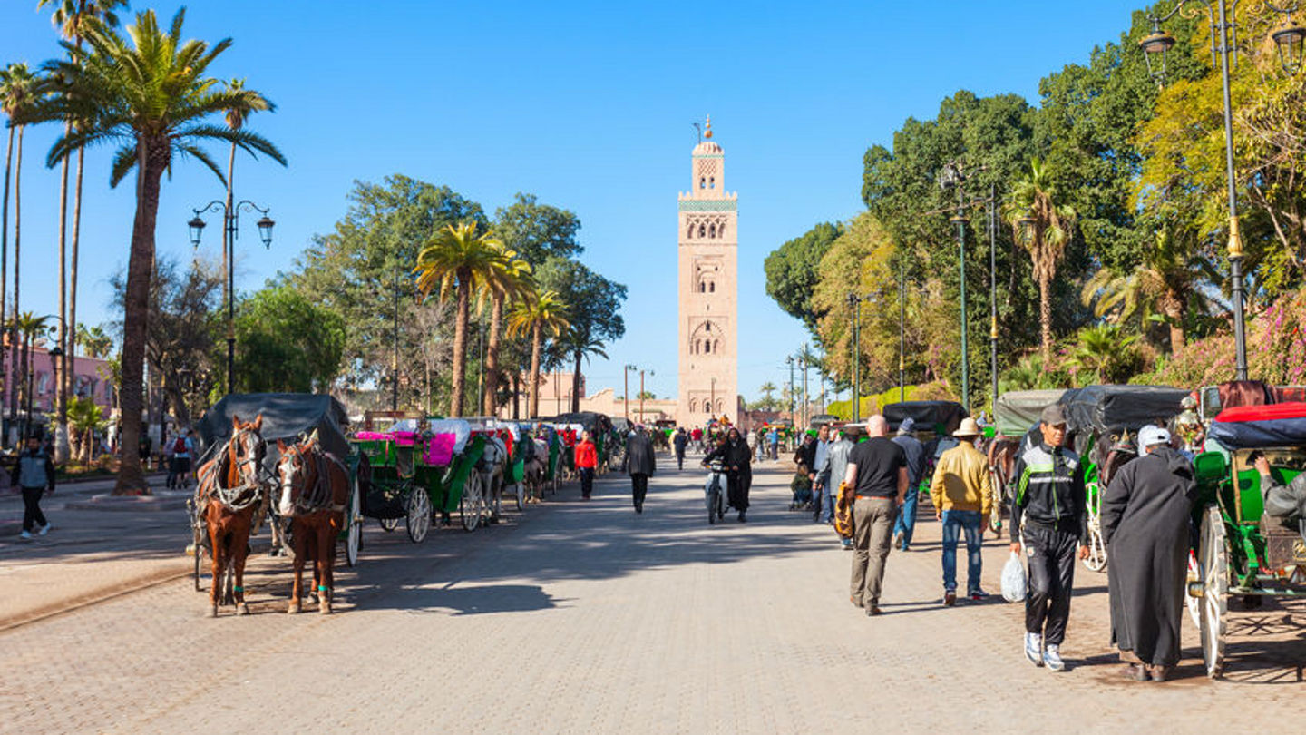 63244353 - marrakech, morocco - february 22, 2016: horse carriage and outoubia mosque at jemaa el fna square and market place in marrakesh's medina quarter.