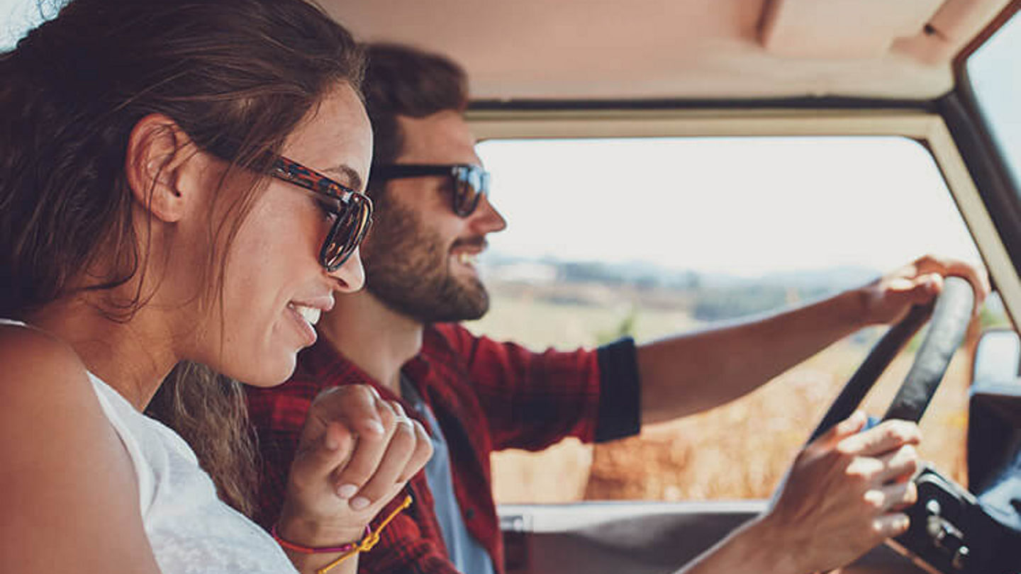 avis-ca-lifestyle-woman-reading-map-man-driving-750x750.jpg