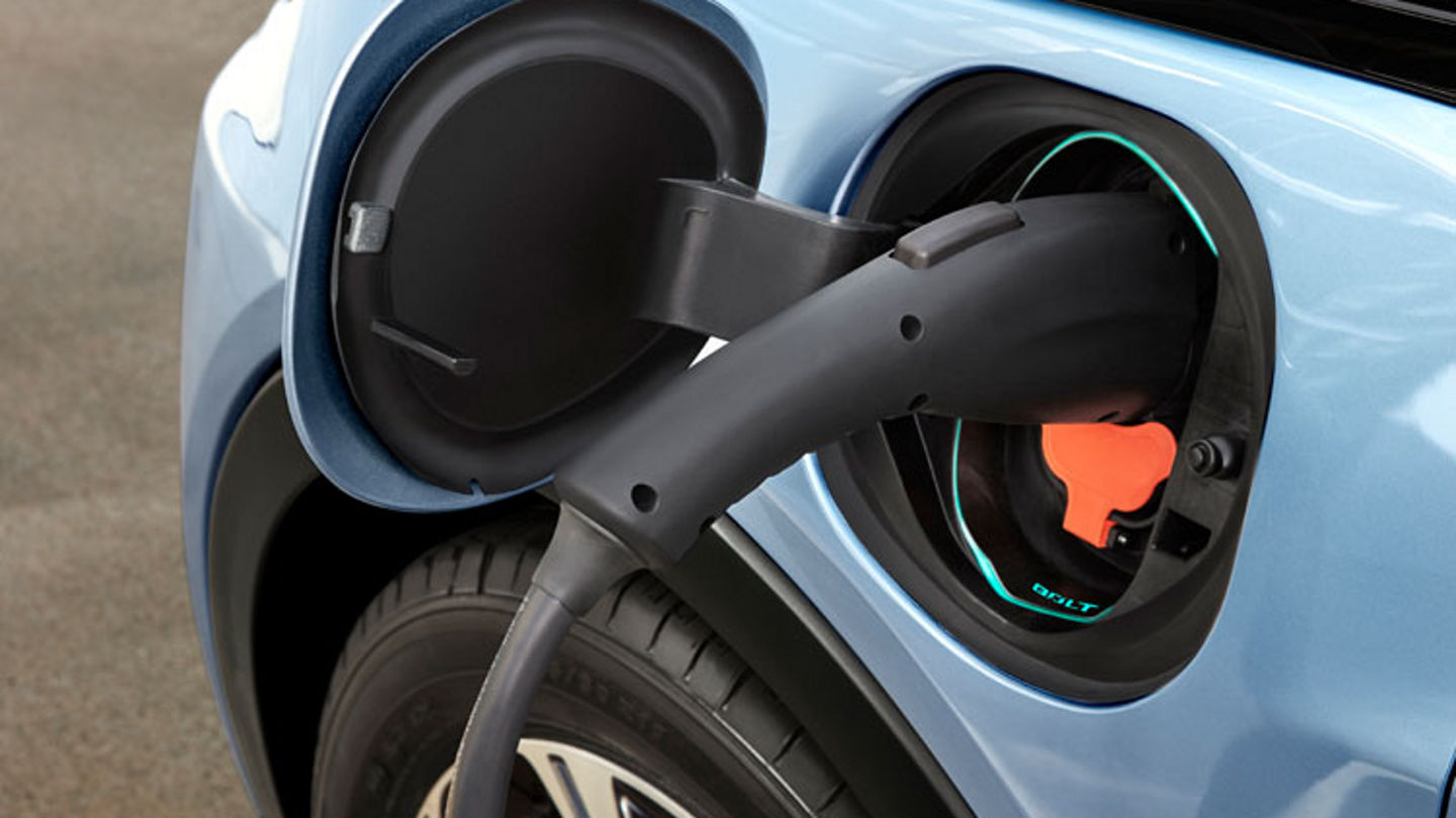 avis-ev-boltcharging-750x750.jpg