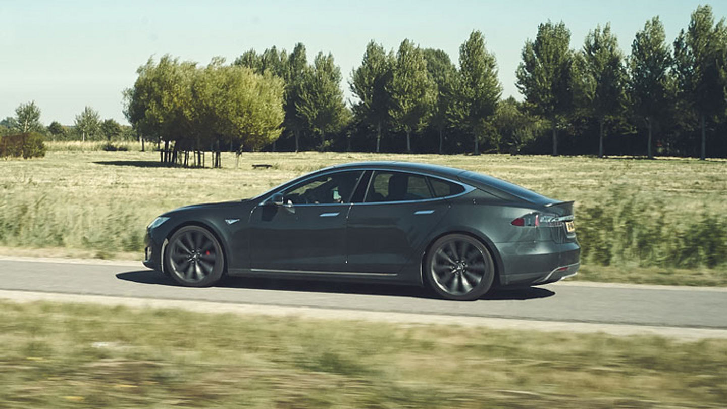 avis-ev-teslaonroad-750x750.jpg