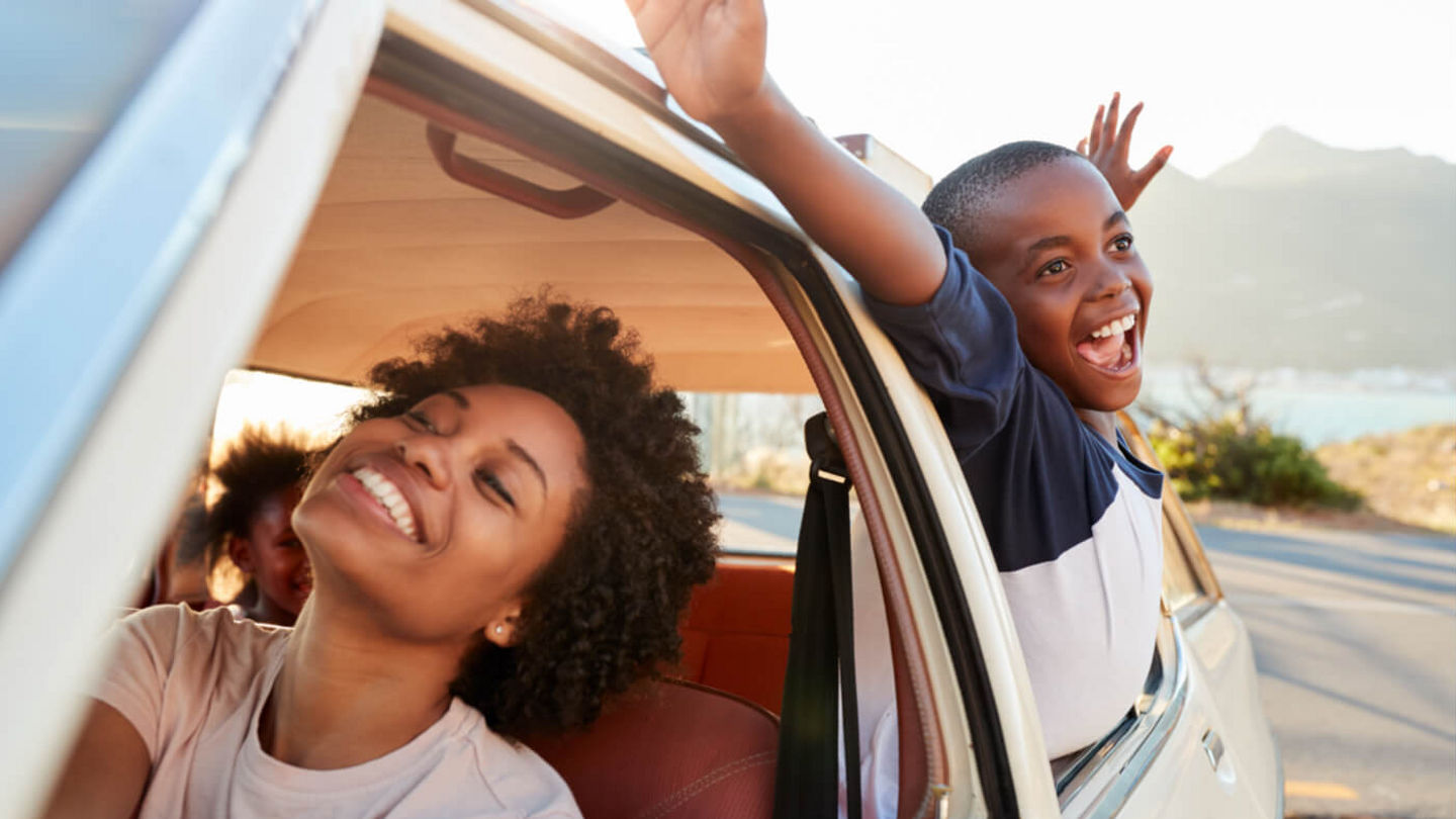 avis-lifestyle-happy-family-road-trip-1400x900.jpg