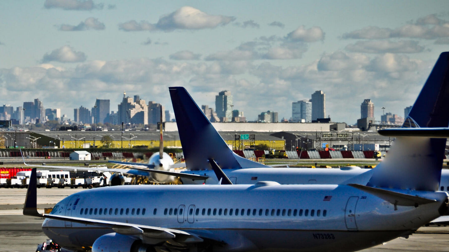 avis-location-airport-nyc-2440x1000.jpg