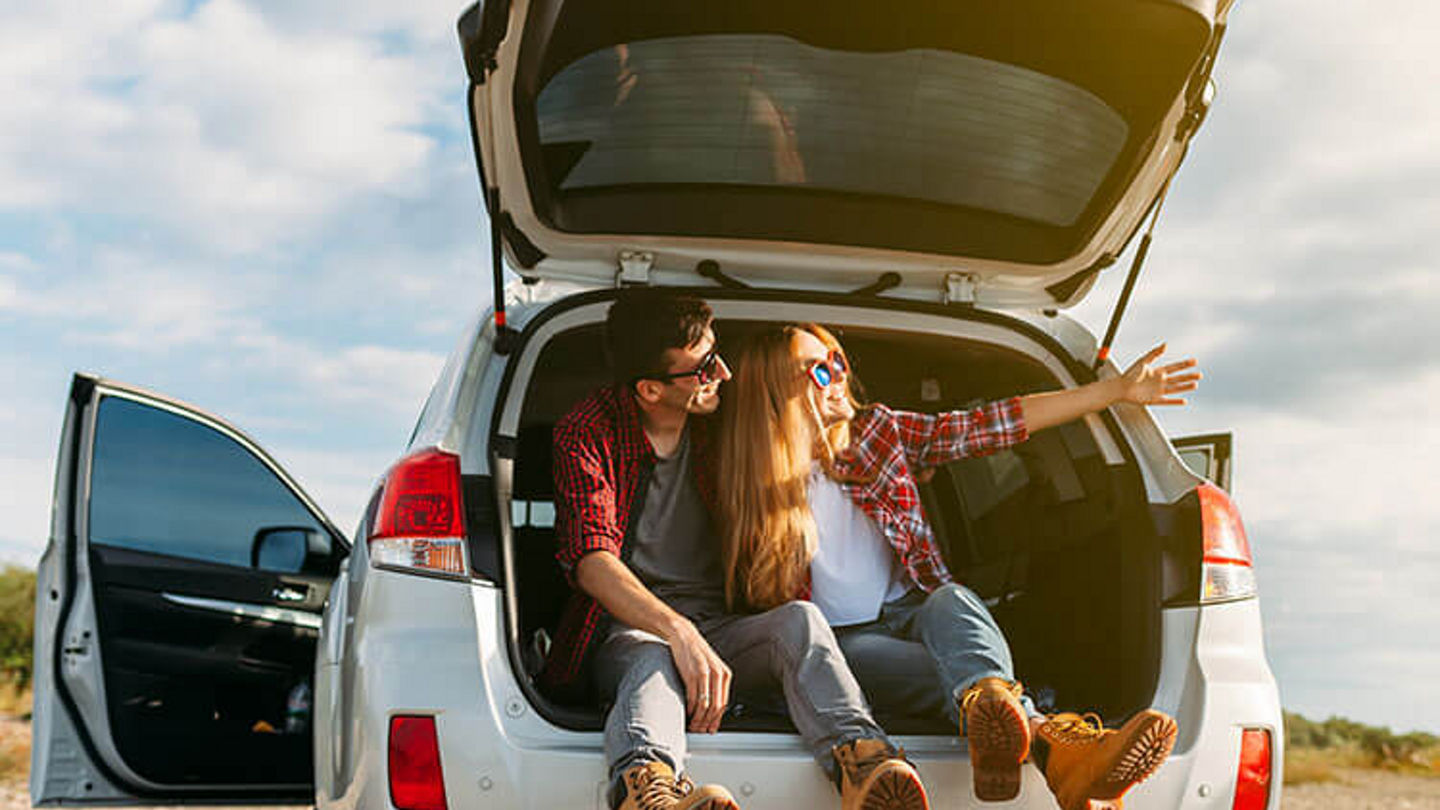 avis-location-lifestyle-happy-man-and-woman-sitting-in-open-car-trunk-750x750.jpg