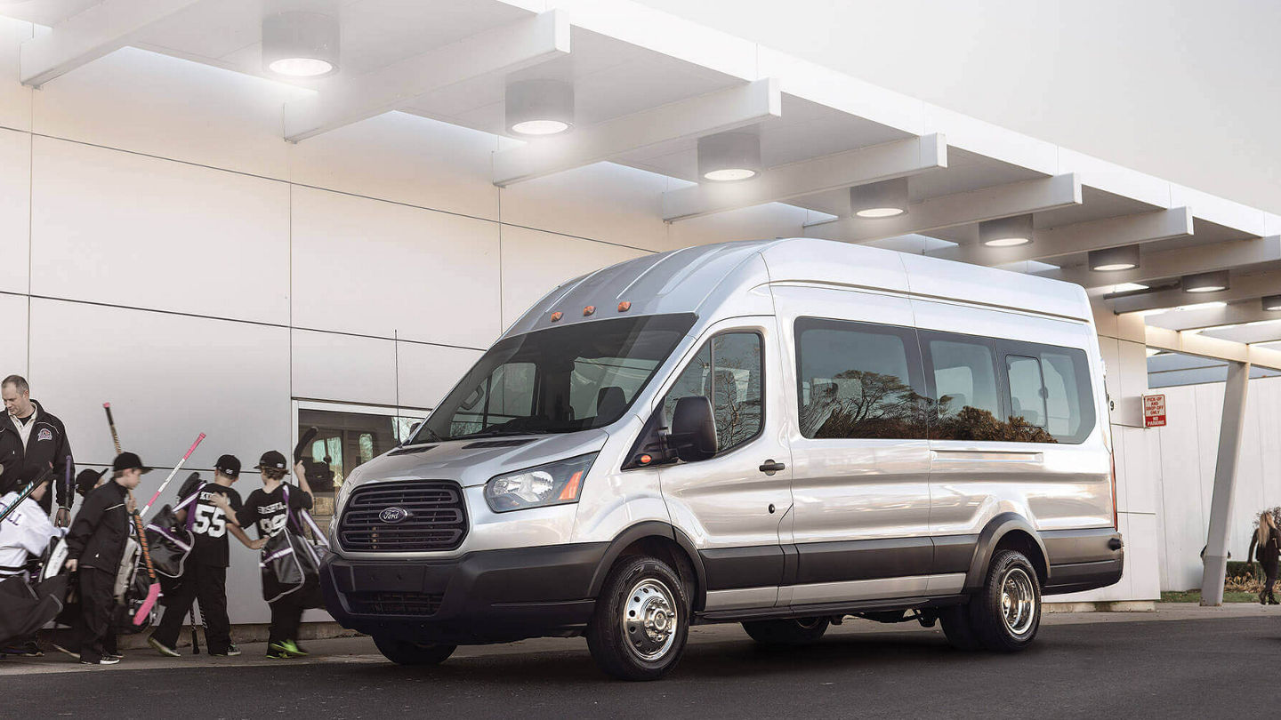 avis-location-van-ford-transit-passenger-2400x1000.jpg