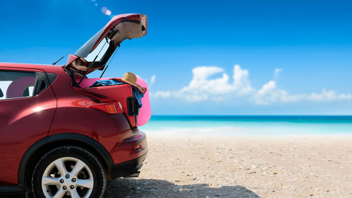 avis-partnership-car-beach-900x600.jpg
