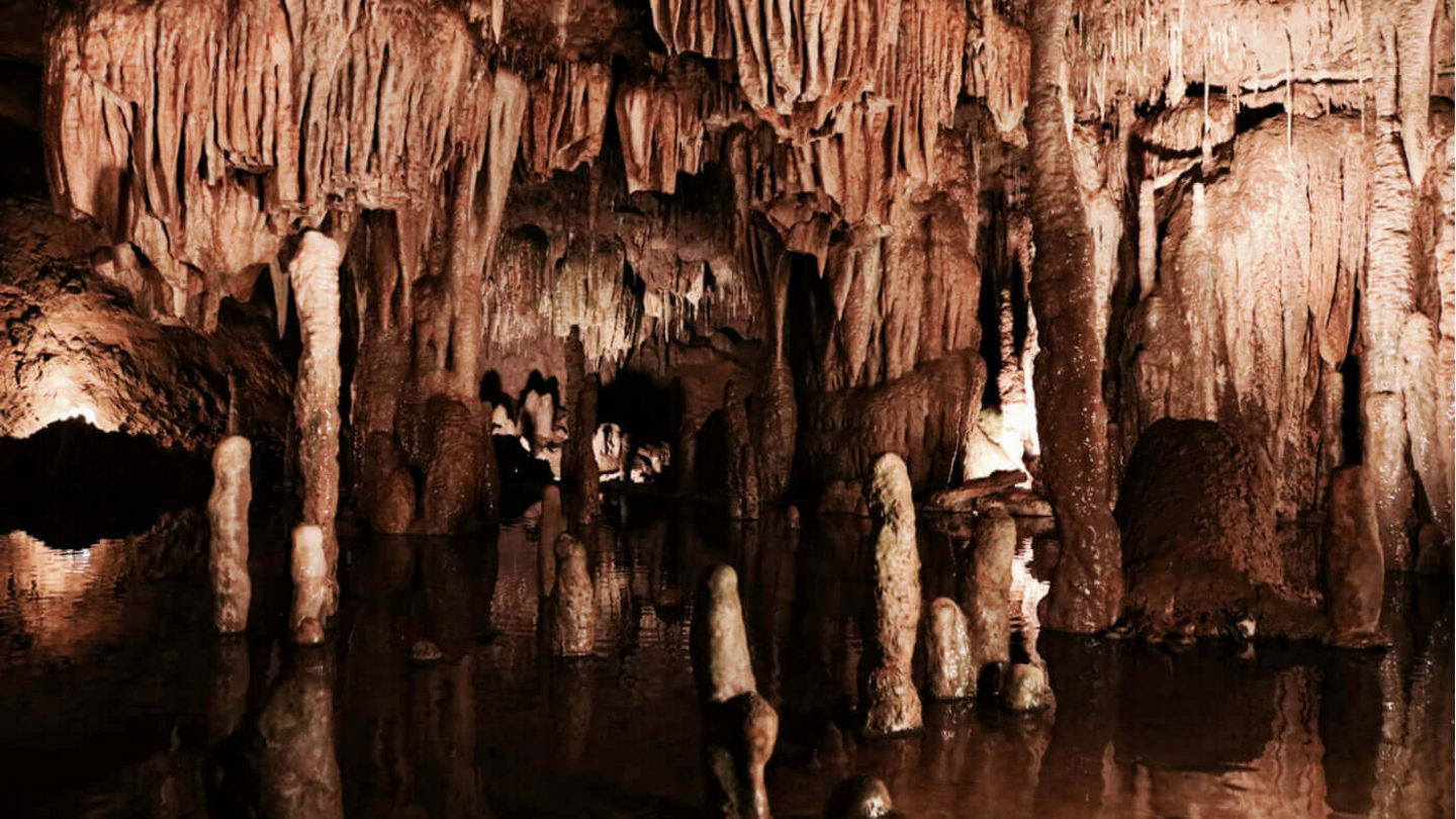 avis-route-66-meramec-caverns-mo-1440x900.jpg