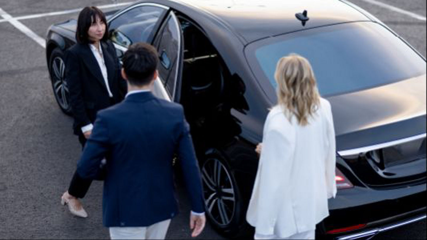 avis_chauffeur_opening_s_class_door.jpg