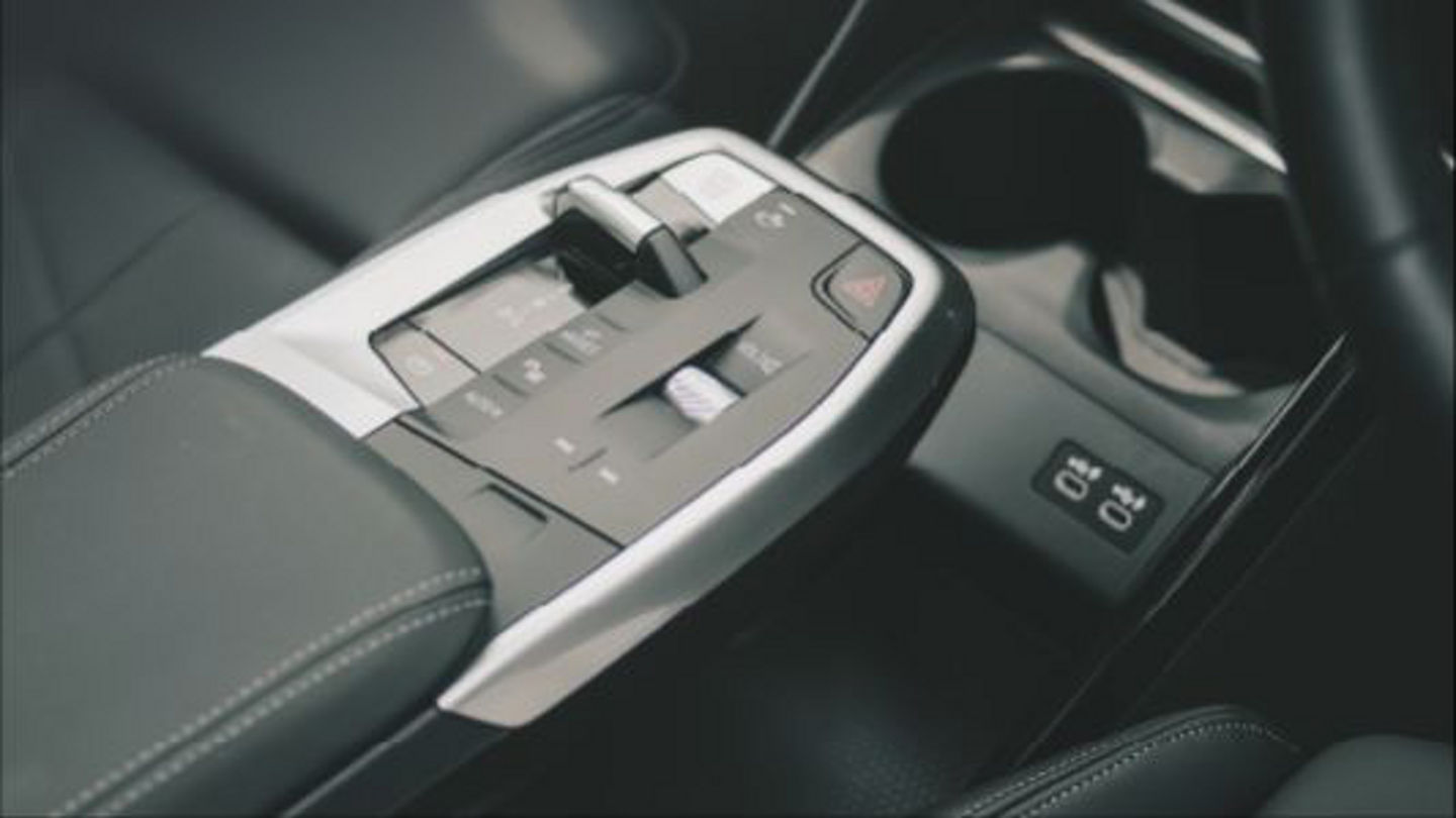 bmw_x1_gear_closeup.jpg