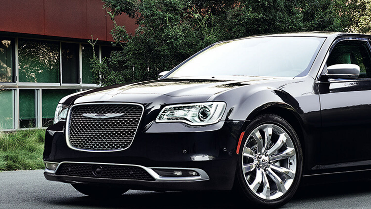 budget-location-chrysler-300-luxury-high-end-car-750x750.jpg