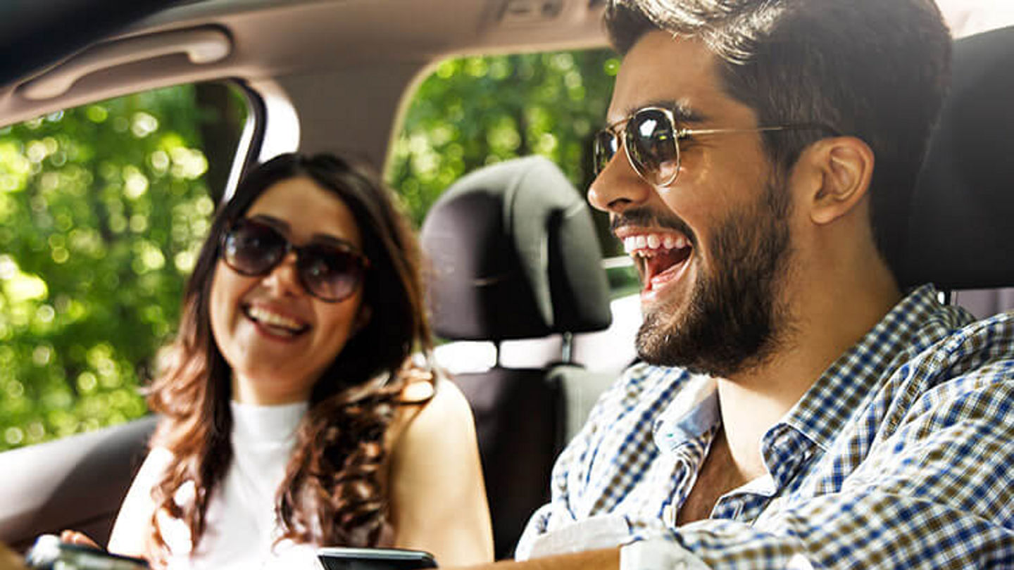 budget-man-and-woman-laughing-in-car-750x750.jpg