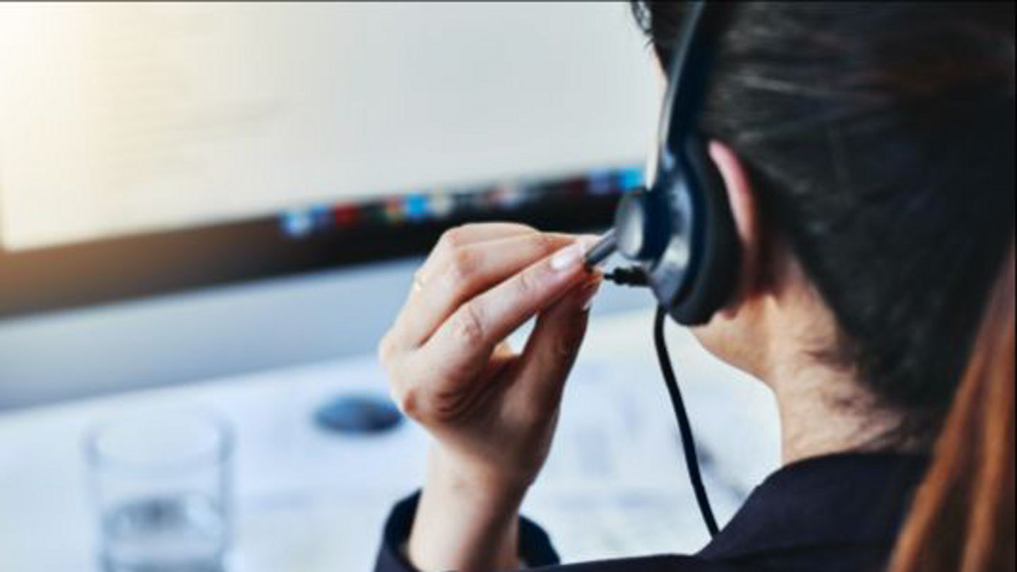easy-booking-agent-assisting-customer.jpg